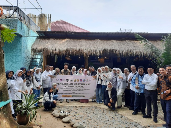 International Community Service,Dosen dan Mahasiswa S3 Ekonomi Syariah FEBI UIN SU Medan di Café Tenank Medan Johor Kerjasama IAEB, UiTM Cawangan Malaka, dan Sejumlah Perguruan Tinggi.